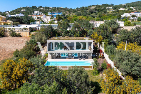 Fully renovated, modern 2 Bed Villa