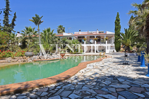 Stunning 6 Bed Farmhouse Estate