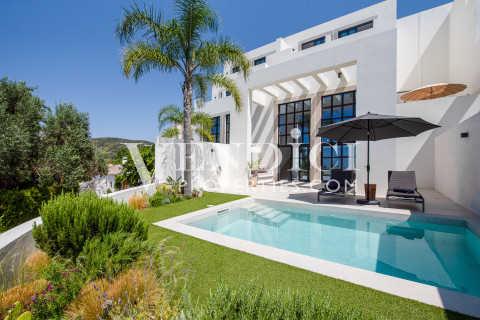 A Stunning Contemporary 4 Bed Villa