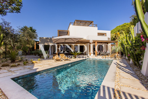 Frontline Beach Villa – Vale do Garrão