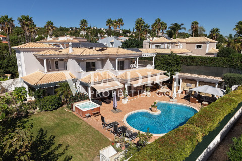 Substantial five-bedroom villa